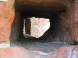 Hagioskop der St.-Jakobus-Kirche in Sandel (Südseite / außen)