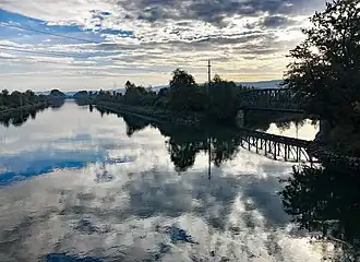 Hagneckkanal (links) und Unterwasserkanal