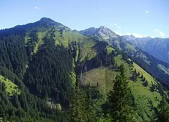Hahnenkamm aus Nordwesten, hinten Gaichtspitze