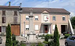 Rathaus und Kriegerdenkmal