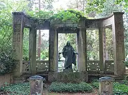 Grabstätte von „Herrn Kommerzienrat Otto Römer nebst seiner Frau Gemahlin“, wesentliche Schenkungen des Ehepaars ermöglichten den Bau dieser Kirche