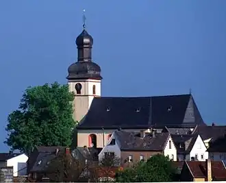 Katholische Pfarrkirche St. Nikolaus mit Sommerlinde