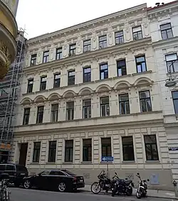 Das Foto zeigt nur den rechten Teil des Doppelhauses (Haizingergasse 8) – der linke Teil ist derzeit eingerüstet