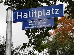 Straßenschild – „Halit Yozgat, 1985–2006 Kasseler Opfer einer rechts­terroristischen Mordserie“