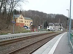 Haltepunkt Wiesenburg (Sachs) (neu), alter Bahnhof im Hintergrund (2016)