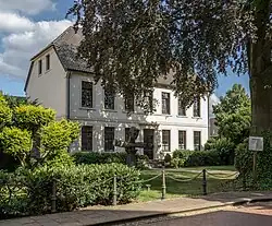 Altes Pastorat (St. Sixtus) und Skulptur „Gordian IX“