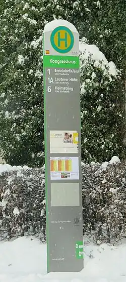 Haltestellenstele mit integrierten Fahrplaneinschüben