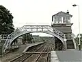 Fußgängerbrücke und Stellwerk von 1901 in Haltwhistle (1988)