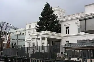 Das ehemalige Amerikanische Generalkonsulat mit Weihnachtsbaum (Foto: 2010)