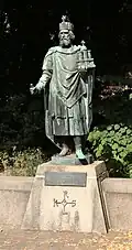 Statue von Karl dem Großen vor dem „Kleinen Michel“
