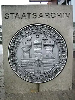 Das vierte Stadtsiegel am Eingang zum Staatsarchiv