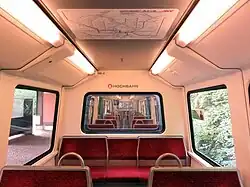 Zug mit Sichtfenstern zwischen den Einzelwagen (Baureihe DT4, Hamburg)