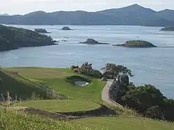 Hamilton Island, hier Ausblick vom Golfclub mit hügeligen Greens, etliche weitere, auch unbewohnte Inseln sind im Hintergrund zu sehen