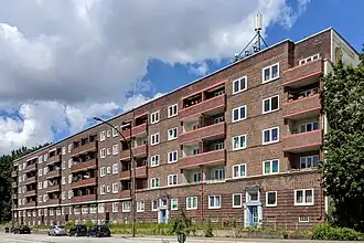 Einzig erhaltene Vorkriegsbebauung auf der Nordseite (Hausnr. 217–227)