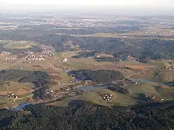 Gesamtansicht der Seen (Luftbild) von Südwesten, im Hintergrund liegt Ellwangen