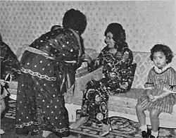 Königin Saleha und Rashidah im Istana Darul Hana, Schwarz-wWeiß-Fotografie, 1972.