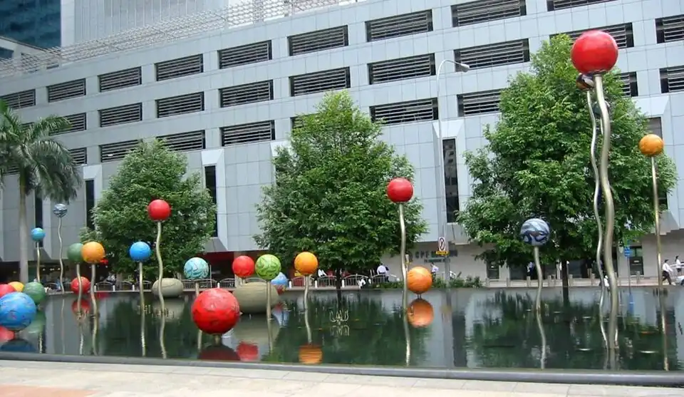 Shimmering Pearls I (1999), Han's erste Glasarbeit vor dem Capital Tower (Singapur)
