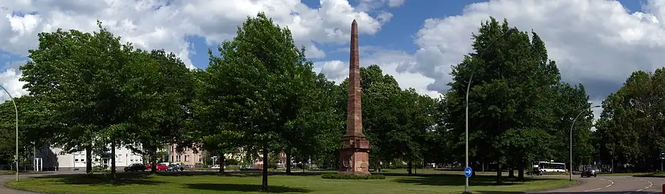 Kreisverkehr um die Ehrensäule in einer Panoramaaufnahme