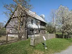 Handwerkerhaus und historisches Windrad