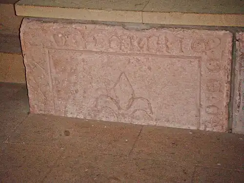 Grabplattenrest in der Kirche