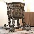 Atlantenfiguren am Taufbecken in St. Blasius, Hann. Münden, 1392