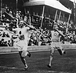 Hannes Kolehmainen nach hartem Kampf im Ziel vor Jean&nbsp;Bouin