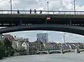1989. Hochkamin der Kehrichtverbrennungsanlage Basel. Im Vordergrund die Wettsteinbrücke.