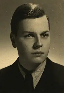 Gesichtsaufnahme in schwarzweiß von vorne ab Schulterblatt.