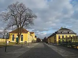 Orangerie (links) und Galeriegebäude mit Arne-Jacobsen-Foyer (rechts); Blick von Westen
