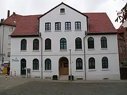 Viktoriastraße 20, Ecke Kötnerholzweg, mit erhöhtem Mitteleingang