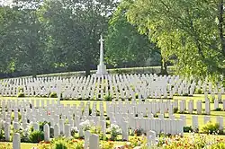 Hannover War Cemetery, dahinter Ahlemer Höhe