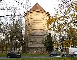 Blick aus Richtung der Bornumer Straße auf den Deisterplatz mit dem Bunker am Deisterplatz