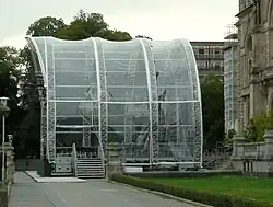 Seitenansicht der Bühne am Rathaus