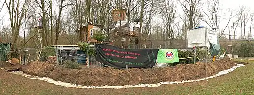 Das von den Aktivisten mit Wassergraben und Zaun gesicherte Camp, 2024