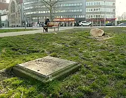 Reste des Grabmals und abgesägter Baumstumpf