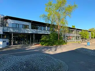 Hanns-Seidel-Gymnasium, Haupteingang vom Pausenhof aus