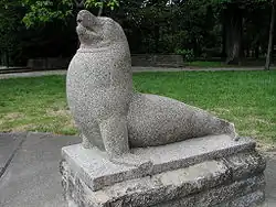 Hans-Peter Goettsche: Seelöwen, aus granitähnlichem Kunststein, 1950