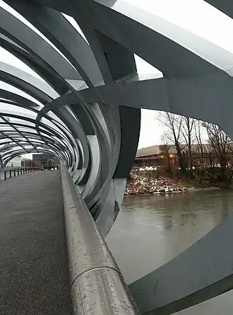 Breiter Velo- und Fussweg mit wenig Steigung zur Flussmitte hin.