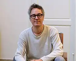 Hans Thomalla, Porträt in heller Kleidung