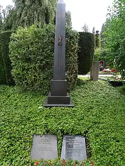 Hans Schulthess-Hünerwadel (1872–1959) Verlagsbuchhändler. Helene Schulthess-Hünerwadel (1877–1957). Grab, Friedhof Enzenbühl, Zürich