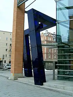 Außenbereich: Landespolizei-Dienststellen Augsburg, Glasskulptur, 1998