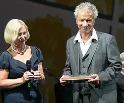 Harald Weiss mit dem Preis in der Hand