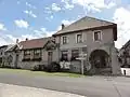 Rathaus (Mairie) und Dorfschule der Gemeinde
