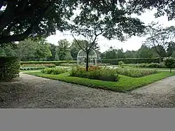 Der Rosengarten im Schulgarten