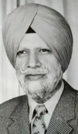 Gesicht von vorn ab Schulterblatt mit Turban in schwarzweiß.