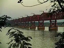 Blick vom Ufer in der Abenddämmerung