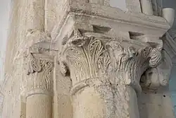 Kapitelle mit Akanthusblättern