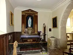 Taufbecken in der nördlichen Kapelle