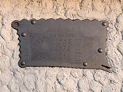 Gedenktafel am Unterstand beim ehemaligen Standort der Hardtkelter