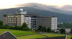 Hardtwaldklinik I mit Sternwarte, im Hintergrund der Berg Altenburg